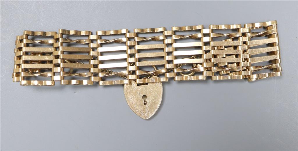 A 9ct gold gatelink bracelet with heart shaped padlock,